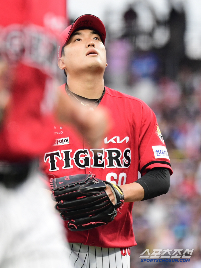 A winning pitcher who flew away because of one ouch ball. Kim Do-hyun's sigh, what kind of play of fate is this?