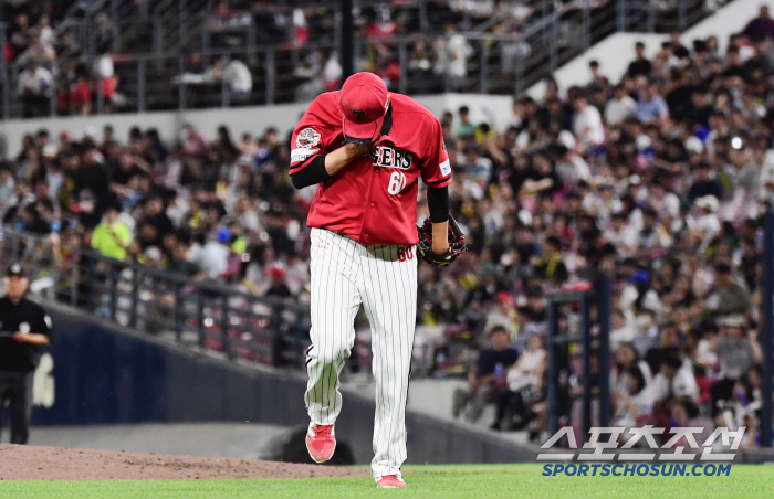 A winning pitcher who flew away because of one ouch ball. Kim Do-hyun's sigh, what kind of play of fate is this?
