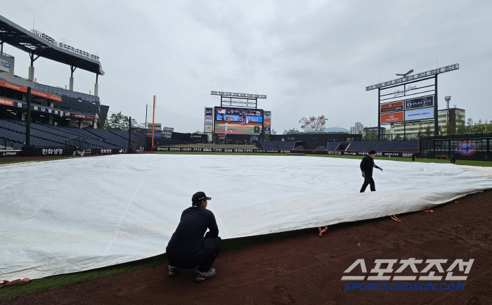Can't we see Hanwha No. 1, but can't we see 12th place today by a 0.5 game difference in Daejeon's new stadium?