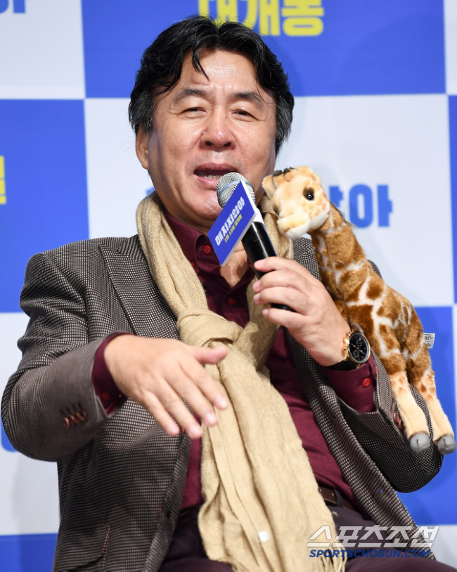 Actor Park Young-kyu Reveals His 25-Year-Younger Wife for the First Time