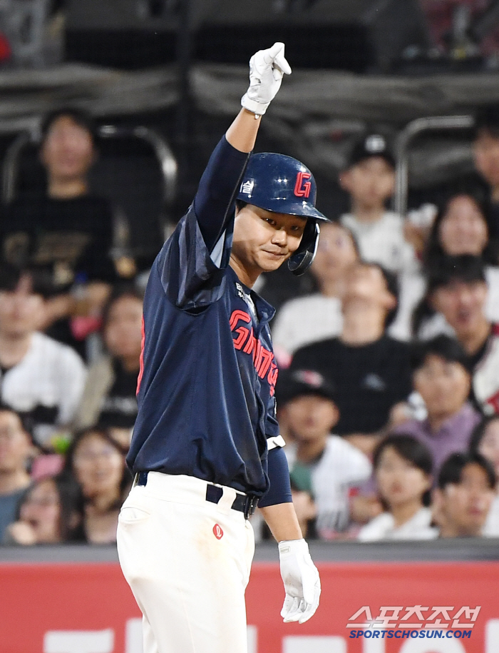 I couldn't laugh even though I had five hits and the best performance I'm just worried about Jang Doo Sung. If it wasn't a big deal