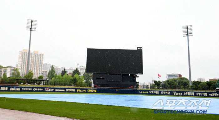It smells like a sellout weekend matchup! But is the weather disturbing…Possible cancellation of rain ↑