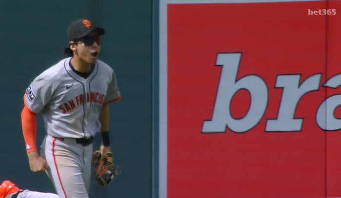 LEE hit the fence and held it, but he scored a 6G hit in a row after losing the entire SF band, which did not keep a two-run difference