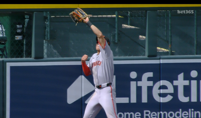 LEE hit the fence and held it, but he scored a 6G hit in a row after losing the entire SF band, which did not keep a two-run difference
