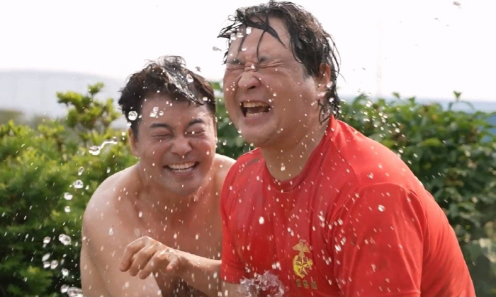 Nahonsan Jeon Hyun-moo and Koo Sung-hwan, who are in shock, take off their tops and steal the attention