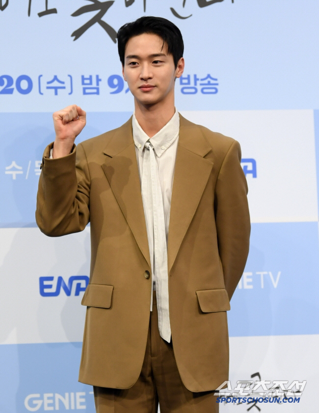  Not actor Jang Dong-yoon, but film director Jang Dong-yoon..The second feature, 'Nuruk' BIFAN, officially invited