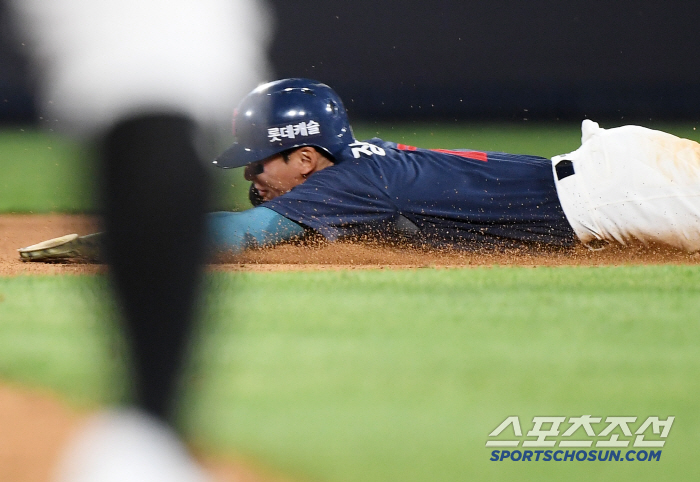 Oh, Jang Doo-sung..Everyone is worried about the fact that he runs to second base and throws up even after being hit by a check ball on the side, and I hope it's not a big deal. 