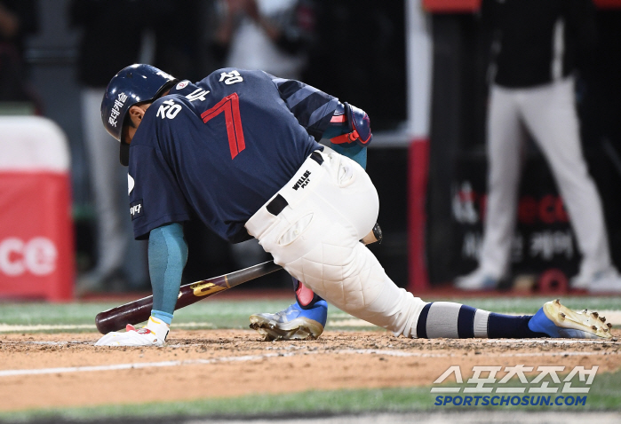 Oh, Jang Doo-sung..Everyone is worried about the fact that he runs to second base and throws up even after being hit by a check ball on the side, and I hope it's not a big deal.