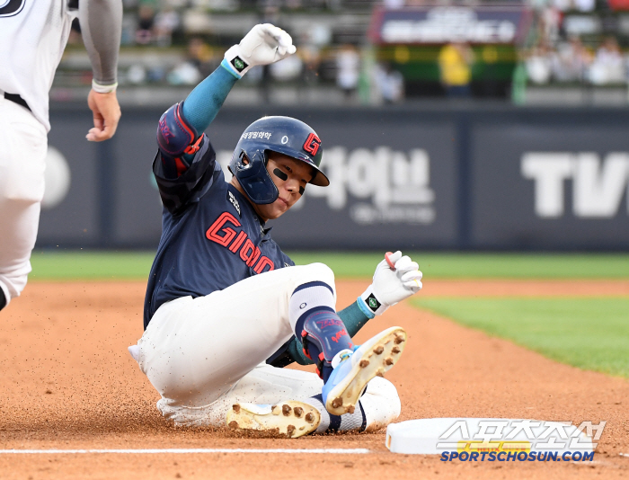 Oh, Jang Doo-sung..Everyone is worried about the fact that he runs to second base and throws up even after being hit by a check ball on the side, and I hope it's not a big deal.