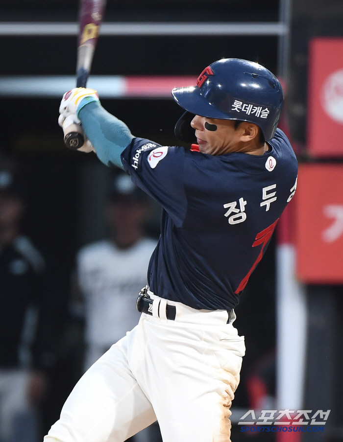 Oh, Jang Doo-sung..Everyone is worried about the fact that he runs to second base and throws up even after being hit by a check ball on the side, and I hope it's not a big deal.