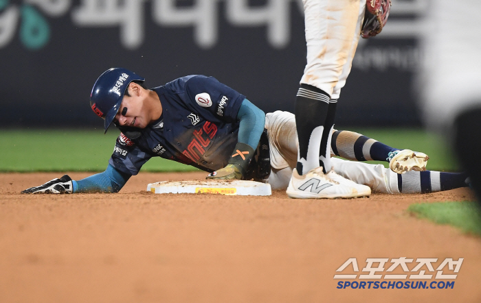 Oh, Jang Doo-sung..Everyone is worried about the fact that he runs to second base and throws up even after being hit by a check ball on the side, and I hope it's not a big deal.