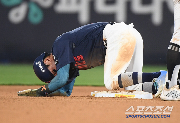 Oh, Jang Doo-sung..Everyone is worried about the fact that he runs to second base and throws up even after being hit by a check ball on the side, and I hope it's not a big deal.