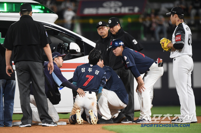 Oh, Jang Doo-sung..Everyone is worried about the fact that he runs to second base and throws up even after being hit by a check ball on the side, and I hope it's not a big deal.