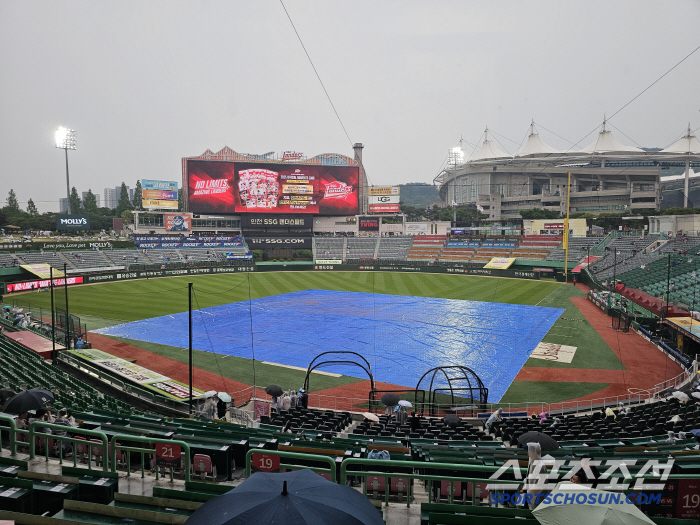 Raining Incheon → Umbrella flowers blooming in the stands...Will Lotte's Lee Min-seok vs SSG Anderson match be held? 
