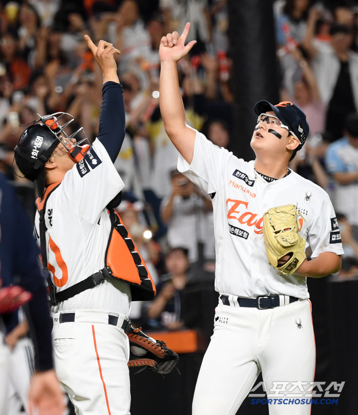 Thank you Finisher Kim Seo-hyun, who saved by one point, gave all the balls to catcher Lee Jae-won