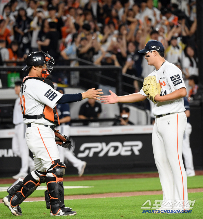 Thank you Finisher Kim Seo-hyun, who saved by one point, gave all the balls to catcher Lee Jae-won