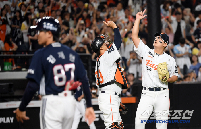 Thank you Finisher Kim Seo-hyun, who saved by one point, gave all the balls to catcher Lee Jae-won