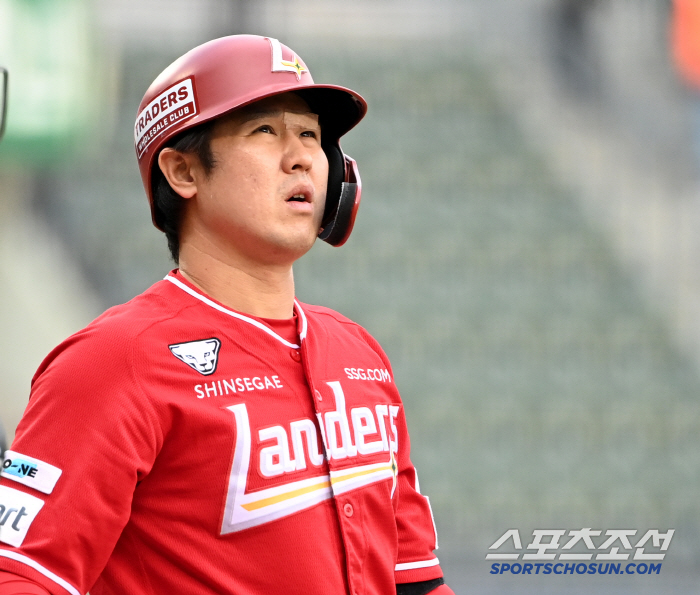 The torn eye area, the first team Choi Jeong, who was hit in the face after sewing eight needles, was canceled...We're about to hold a 500 home run event. 