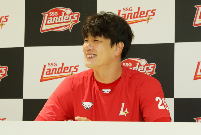 What about Kim Kwang Hyun? Did I choose a two-year contract instead of a lifetime? I'm very nervous these days...I want to try for the remaining 2 12 years and 200 wins. 
