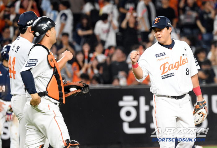 When the fourth batter's fatal heart Roh Si-hwan survived, Hanwha, who succeeded in a sweep, regained the first place