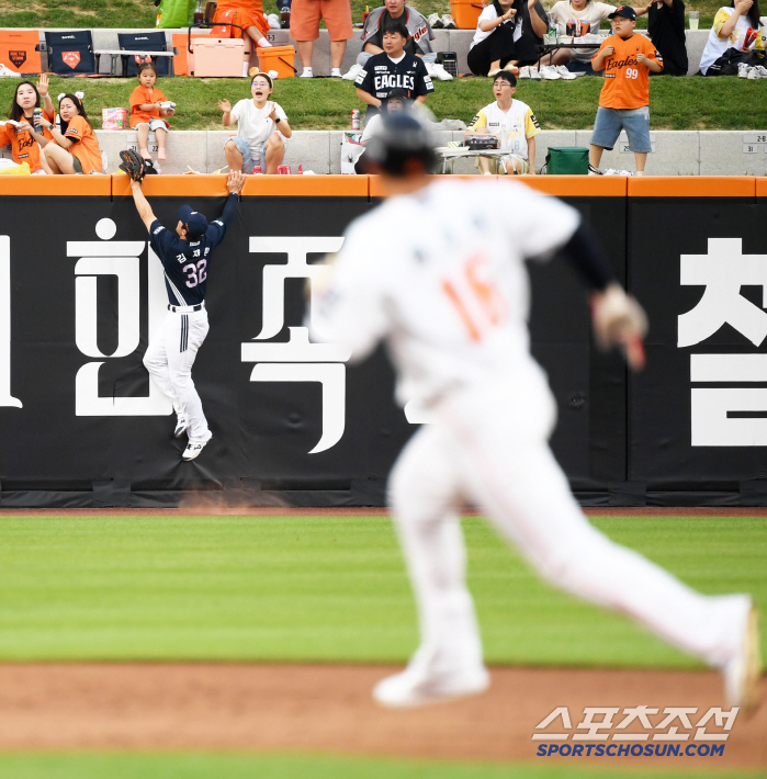 When the fourth batter's fatal heart Roh Si-hwan survived, Hanwha, who succeeded in a sweep, regained the first place