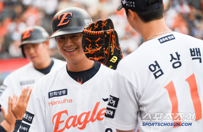 When the fourth batter's fatal heart Roh Si-hwan survived, Hanwha, who succeeded in a sweep, regained the first place