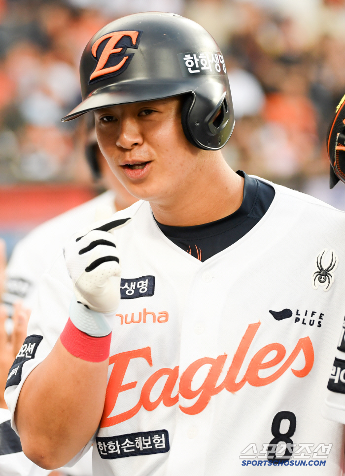 When the fourth batter's fatal heart Roh Si-hwan survived, Hanwha, who succeeded in a sweep, regained the first place