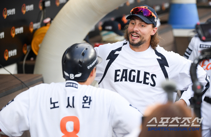 When the fourth batter's fatal heart Roh Si-hwan survived, Hanwha, who succeeded in a sweep, regained the first place