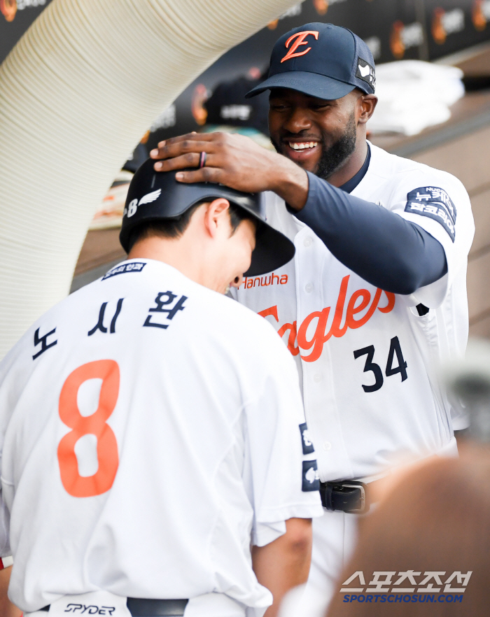 When the fourth batter's fatal heart Roh Si-hwan survived, Hanwha, who succeeded in a sweep, regained the first place