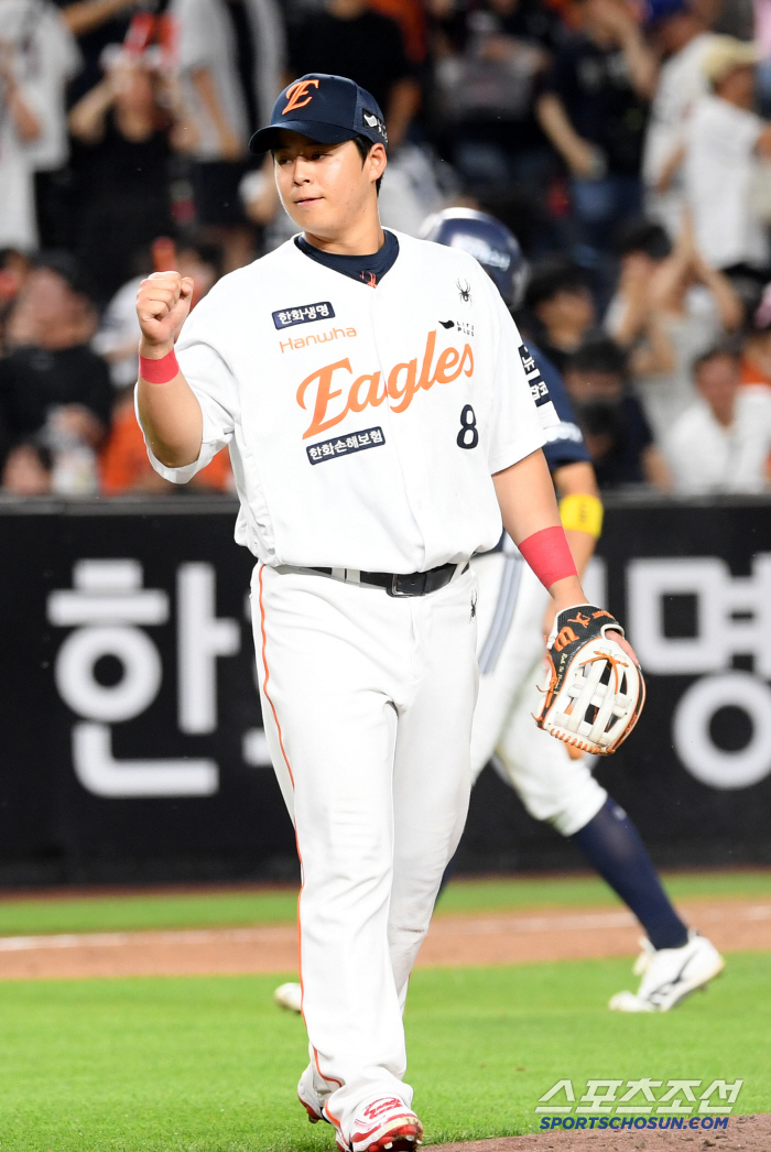 When the fourth batter's fatal heart Roh Si-hwan survived, Hanwha, who succeeded in a sweep, regained the first place