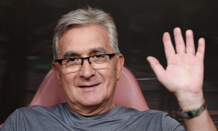 Chinese coach Ivankovic, who rang 1.4 billion continents, eventually made a surprise move without a penalty...I left this morning (media)