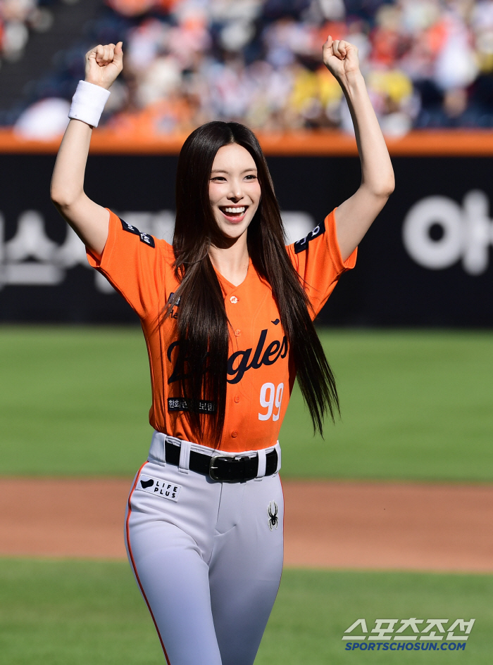 Chungcheong's daughter, ILLIT Yoona, wears eagle uniform full and throws a powerful pitch to pray for victory (Daejeon site)