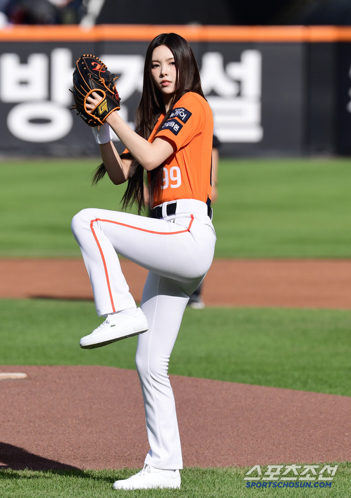 Chungcheong's daughter, ILLIT Yoona, wears eagle uniform full and throws a powerful pitch to pray for victory (Daejeon site)