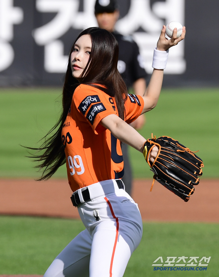 Chungcheong's daughter, ILLIT Yoona, wears eagle uniform full and throws a powerful pitch to pray for victory (Daejeon site)
