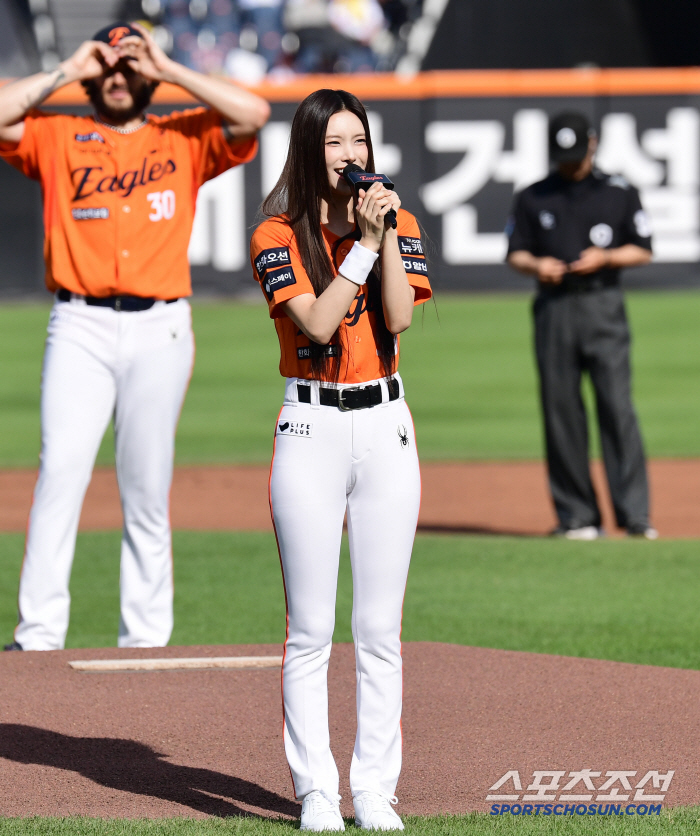 Chungcheong's daughter, ILLIT Yoona, wears eagle uniform full and throws a powerful pitch to pray for victory (Daejeon site)