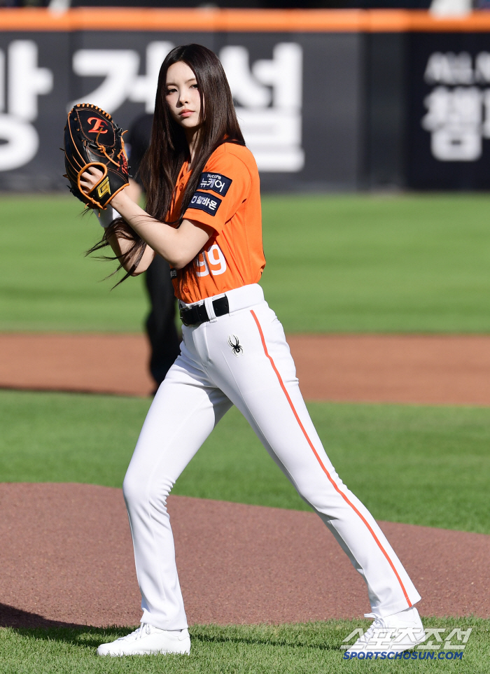 Chungcheong's daughter, ILLIT Yoona, wears eagle uniform full and throws a powerful pitch to pray for victory (Daejeon site)