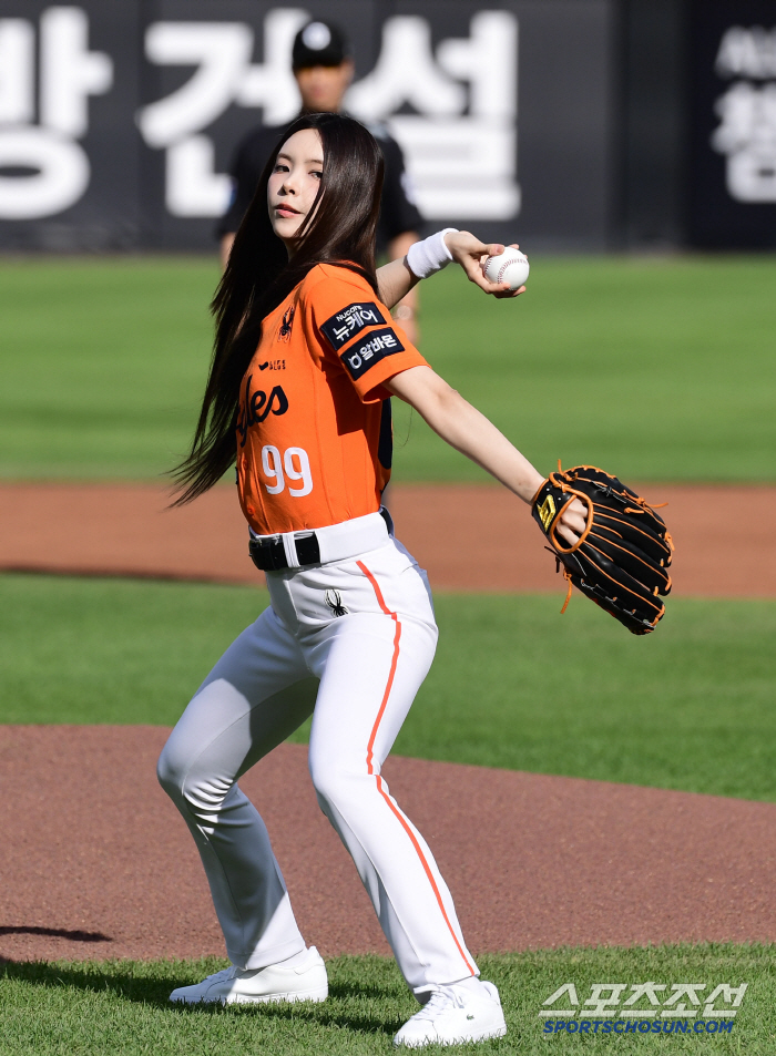 Chungcheong's daughter, ILLIT Yoona, wears eagle uniform full and throws a powerful pitch to pray for victory (Daejeon site)
