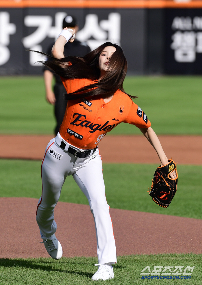 Chungcheong's daughter, ILLIT Yoona, wears eagle uniform full and throws a powerful pitch to pray for victory (Daejeon site)