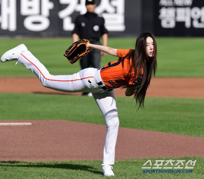Chungcheong's daughter, ILLIT Yoona, wears eagle uniform full and throws a powerful pitch to pray for victory (Daejeon site)