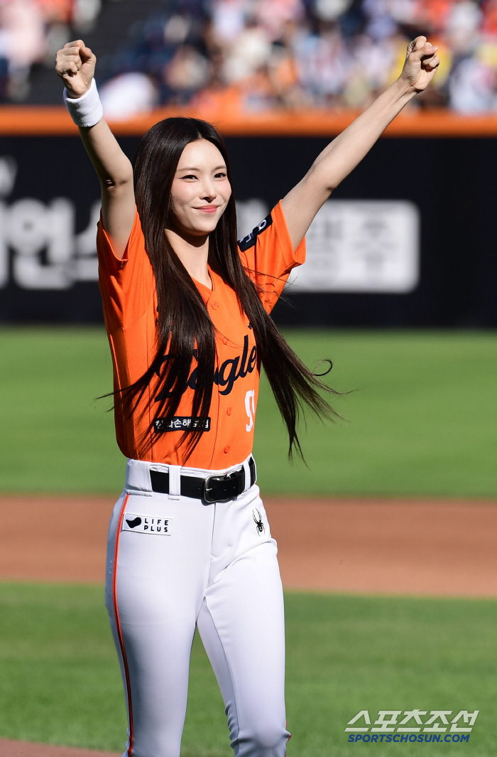 Chungcheong's daughter, ILLIT Yoona, wears eagle uniform full and throws a powerful pitch to pray for victory (Daejeon site)