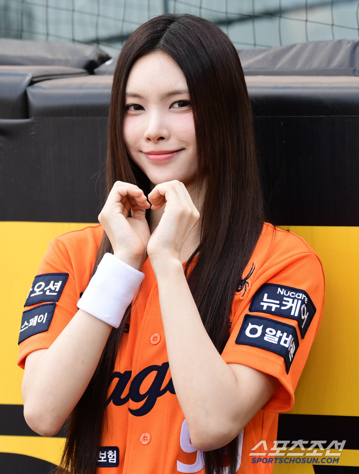 Chungcheong's daughter, ILLIT Yoona, wears eagle uniform full and throws a powerful pitch to pray for victory (Daejeon site)