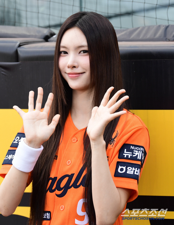 Chungcheong's daughter, ILLIT Yoona, wears eagle uniform full and throws a powerful pitch to pray for victory (Daejeon site)