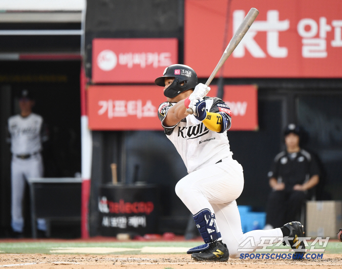 He looks like a Latin American foreign hitter  The Korean version of Stanton, Hanwha, which even the veteran head coach admired, will also have a second-tier home run king