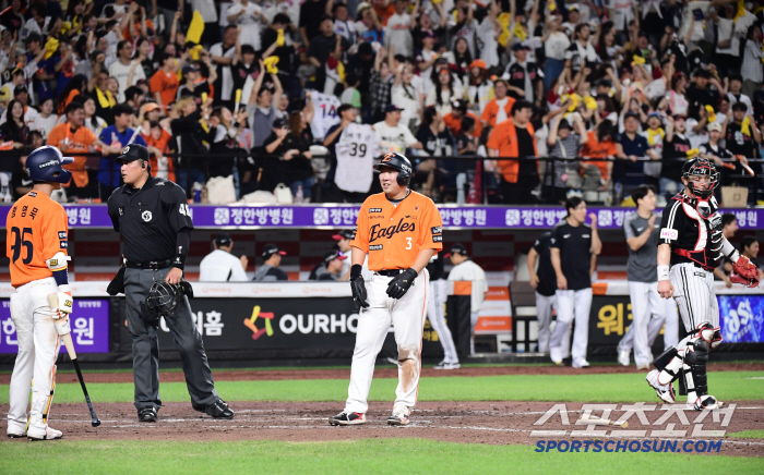 I don't feel good... DH Song Chan's emergency left field deployment, LG bench Yu Mu-hwan, kept the draw
