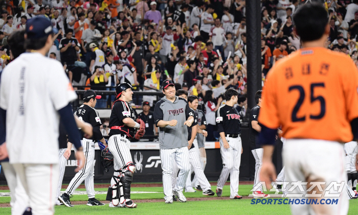 I don't feel good... DH Song Chan's emergency left field deployment, LG bench Yu Mu-hwan, kept the draw
