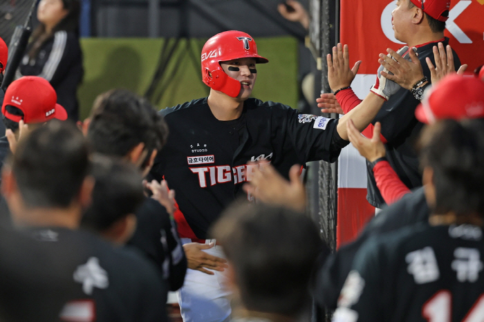 In an instant, 94 → 989 KIA, who was hit with the bases loaded in the bottom of the ninth inning, managed to end its second consecutive loss