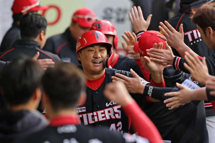 In an instant, 94 → 989 KIA, who was hit with the bases loaded in the bottom of the ninth inning, managed to end its second consecutive loss