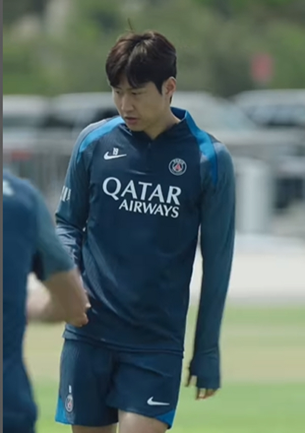 Is Lee Kangin the king of steel? Sooner or later, fly away and train for PSG team...After winning our own mini game, we have a real smile
