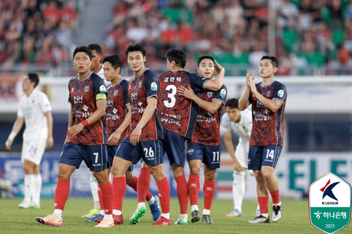  A natural enemy is a natural enemy Gimcheon, Lee Dong-joon won 1-0 over Pohang with the winning goal...5 consecutive wins against Pohang  4th place jump in the league