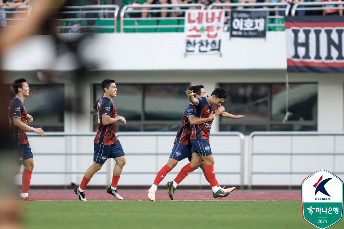  A natural enemy is a natural enemy Gimcheon, Lee Dong-joon won 1-0 over Pohang with the winning goal...5 consecutive wins against Pohang  4th place jump in the league